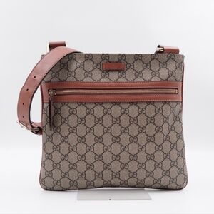 BZ47 💚 Gucci GG Monogram Supreme Flat Messenger bag
